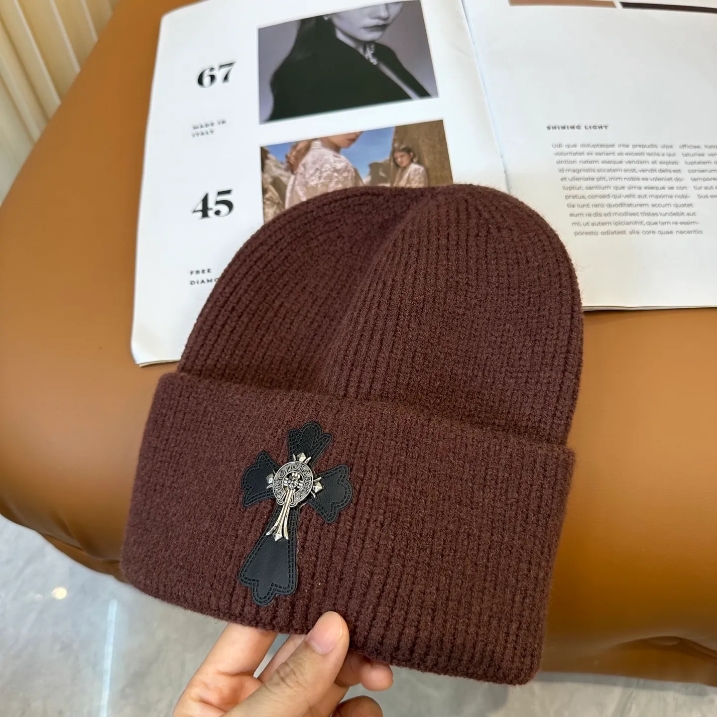 P46 🤍Chrome hearts new autumn and winter cross knitted hat🧶 One of the must-have hats in autumn and winter~ It really looks good on whoever wears it~, it is also a perfect match in black and white and gray in autumn~